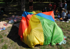 chusta animacyjna w kolorach jesiennych okrywa dzieci tworząc okrągły namiot